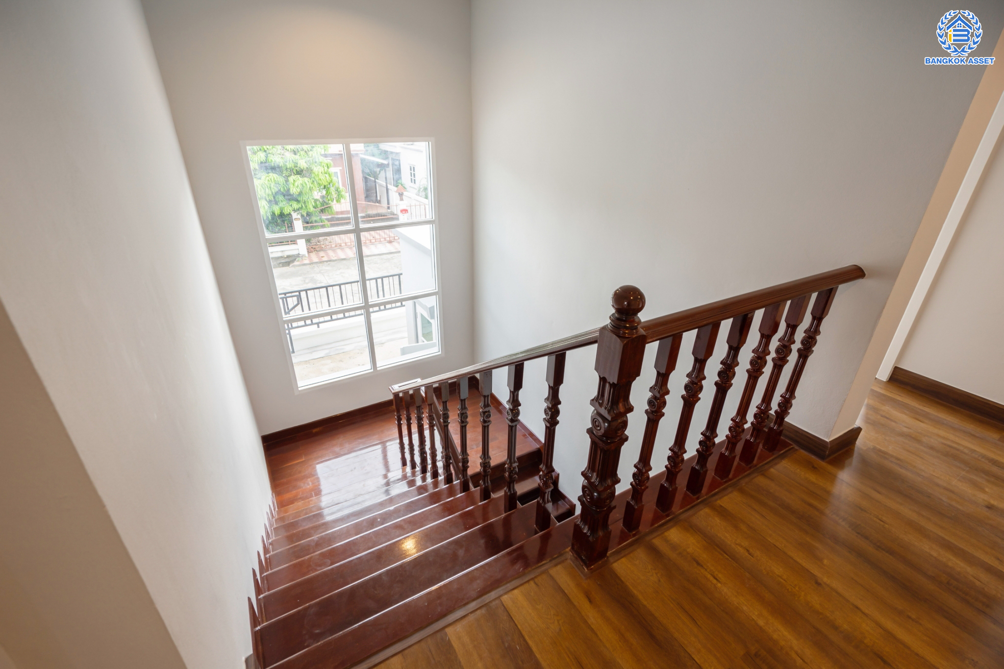 บ้านมือสองตกแต่งใหม่ ม.เพชรวัฒนะ เลียบคลองประปา บ้านเดี่ยว เนื้อที่ 50 ตร.ว. ฟังก์ชันพร้อม 3 ห้องนอน 3 ห้องน้ำ 1 ห้องอเนกประสงค์ จอดรถได้ 1 คัน ภายในตกแต่งดีไซน์ทันสมัย บนทำเลที่เชื่อมต่อถนนแจ้งวัฒนะ, ถนนศรีสมาน, ถนนสรงประภา  เดินทางสะดวก ใกล้ทางด่วน "บางประอิน-ปากเกร็ด" ใกล้รถไฟฟ้าสายสีชมพู "สถานีศรีรัช"